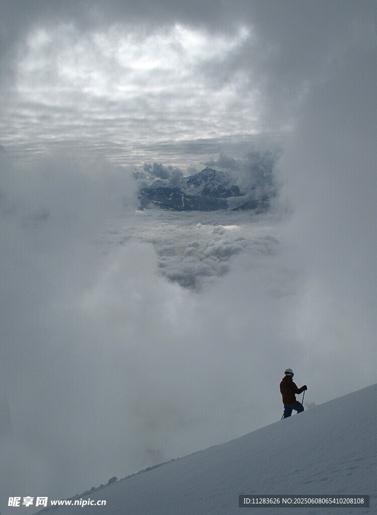 雪山孤影徒步者