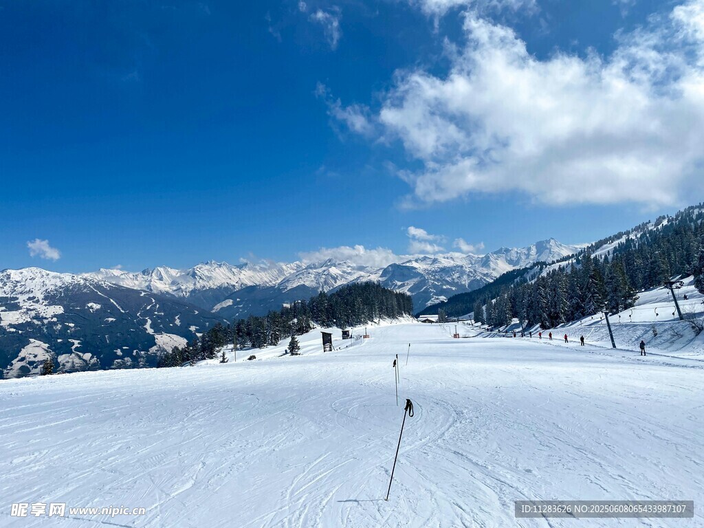 雪山滑雪场景