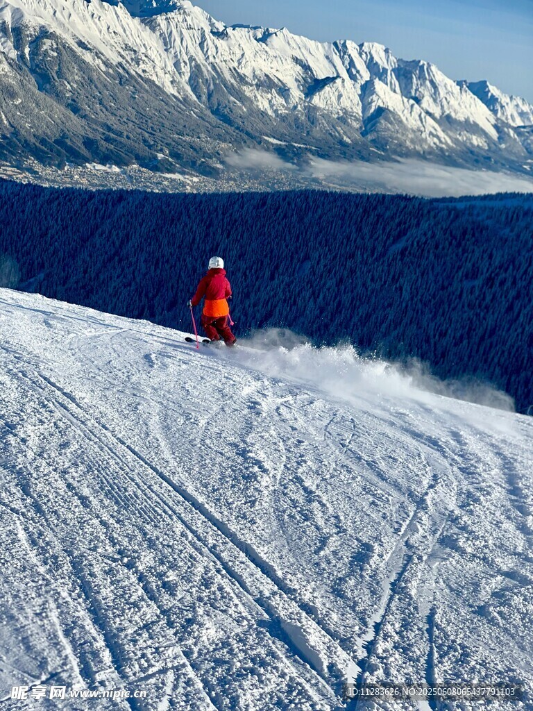 雪山单人滑雪场景