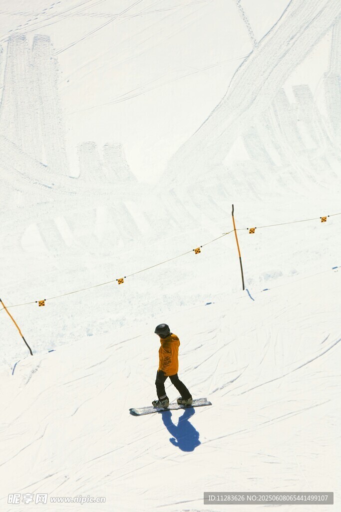 单人雪场滑雪英姿