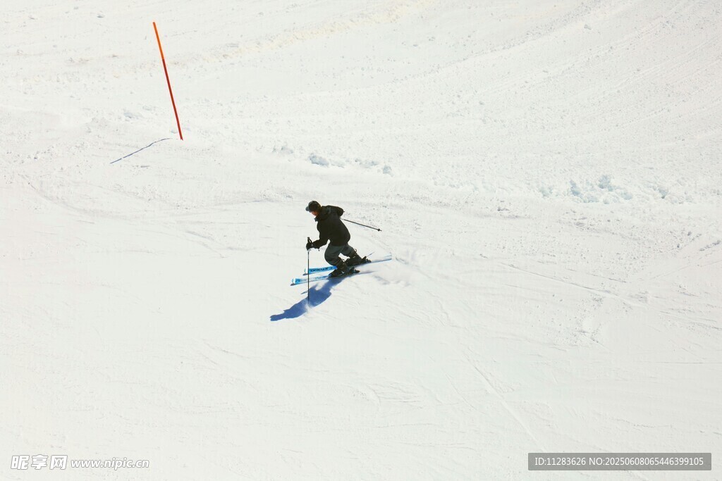 单人滑雪于皑皑雪地间