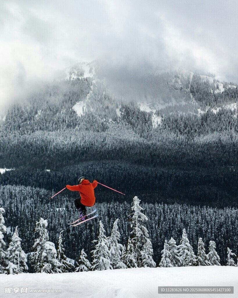 雪山上的单板滑雪者