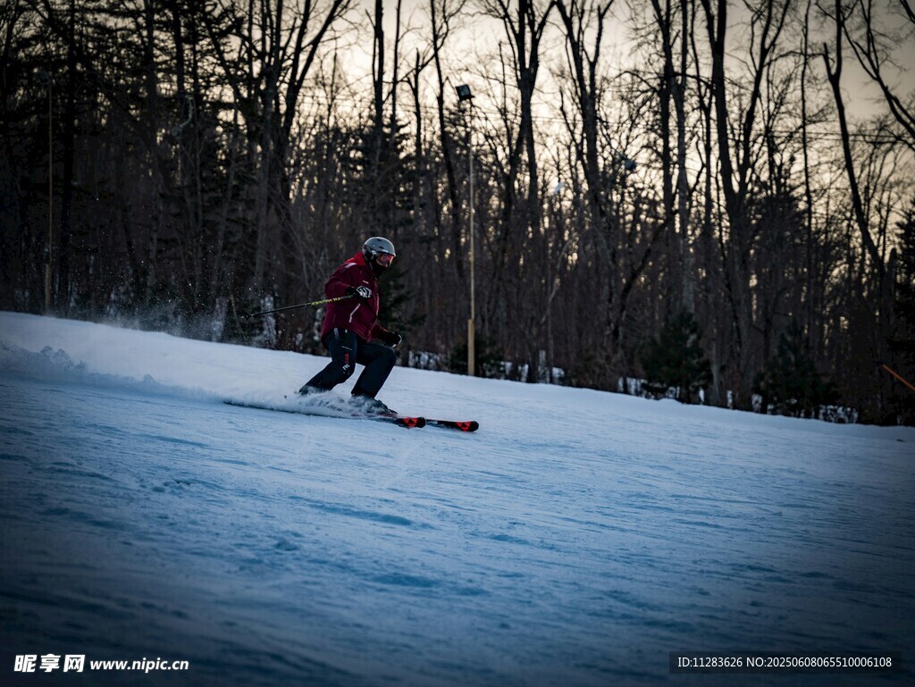 单人滑雪于冬日雪坡间