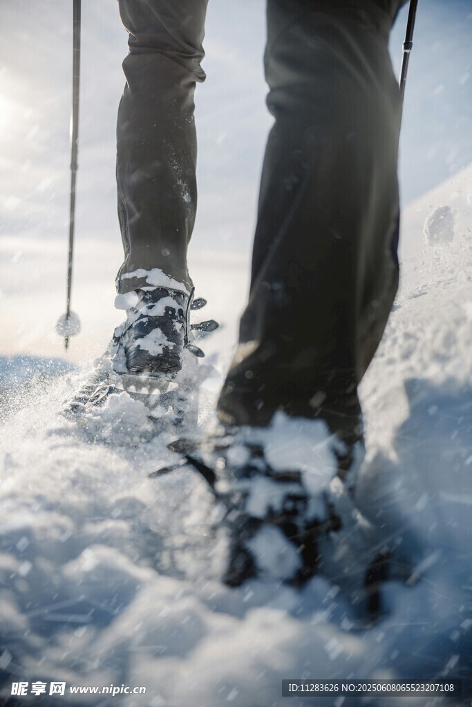 雪地徒步者的坚实脚步