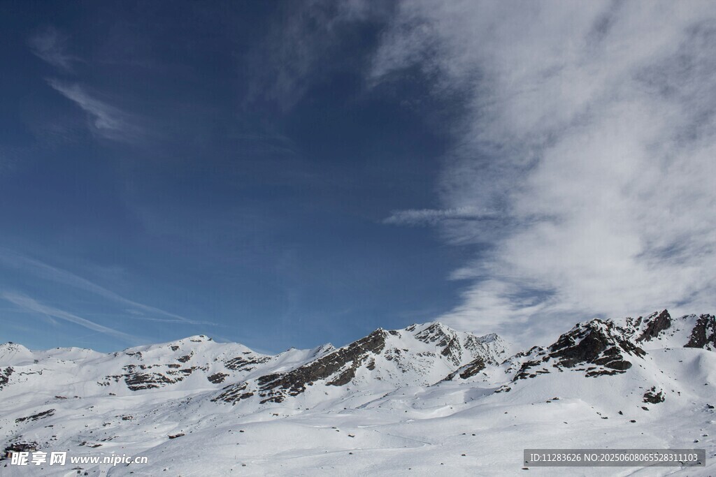 雪山蓝天美景