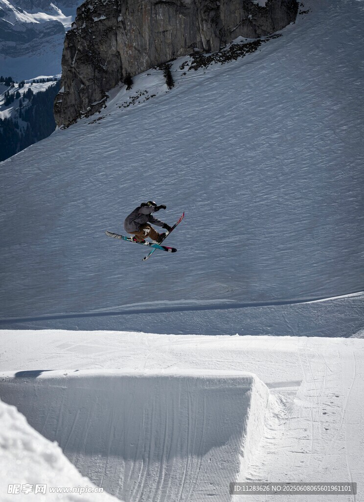 空中滑雪特技精彩瞬间