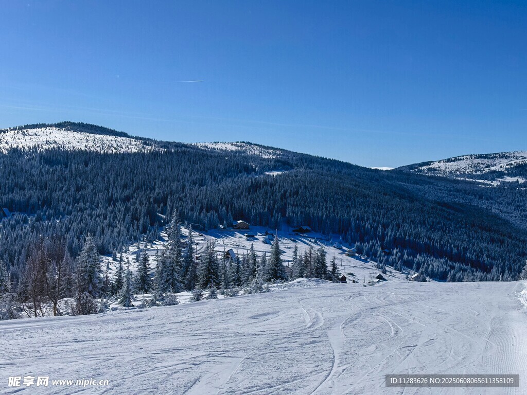冬日雪山滑雪场景