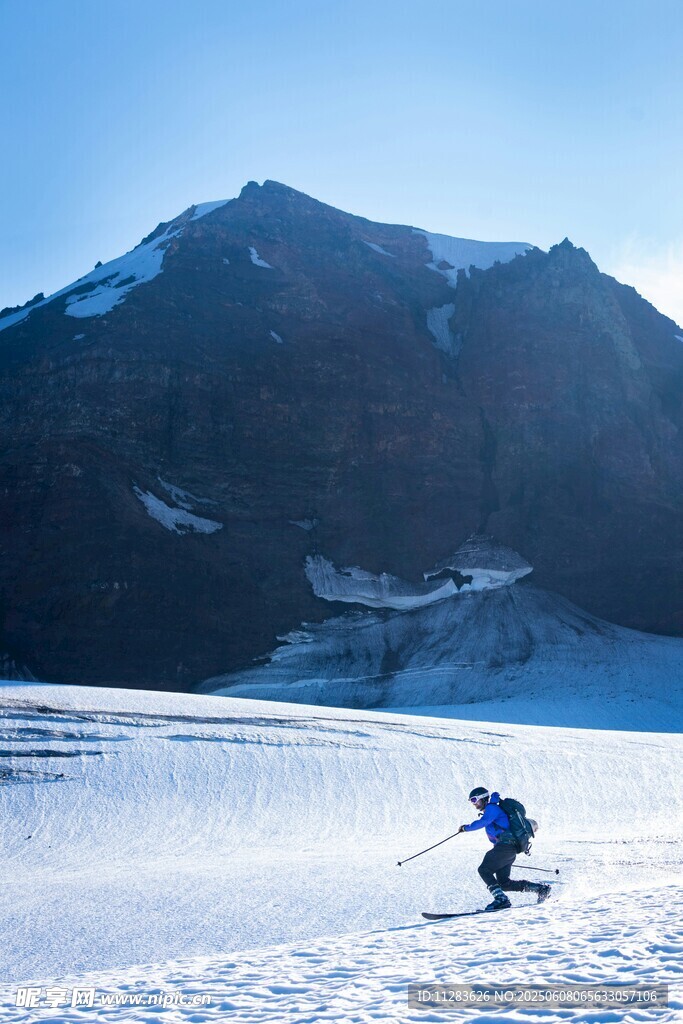 雪山滑雪者的动感瞬间