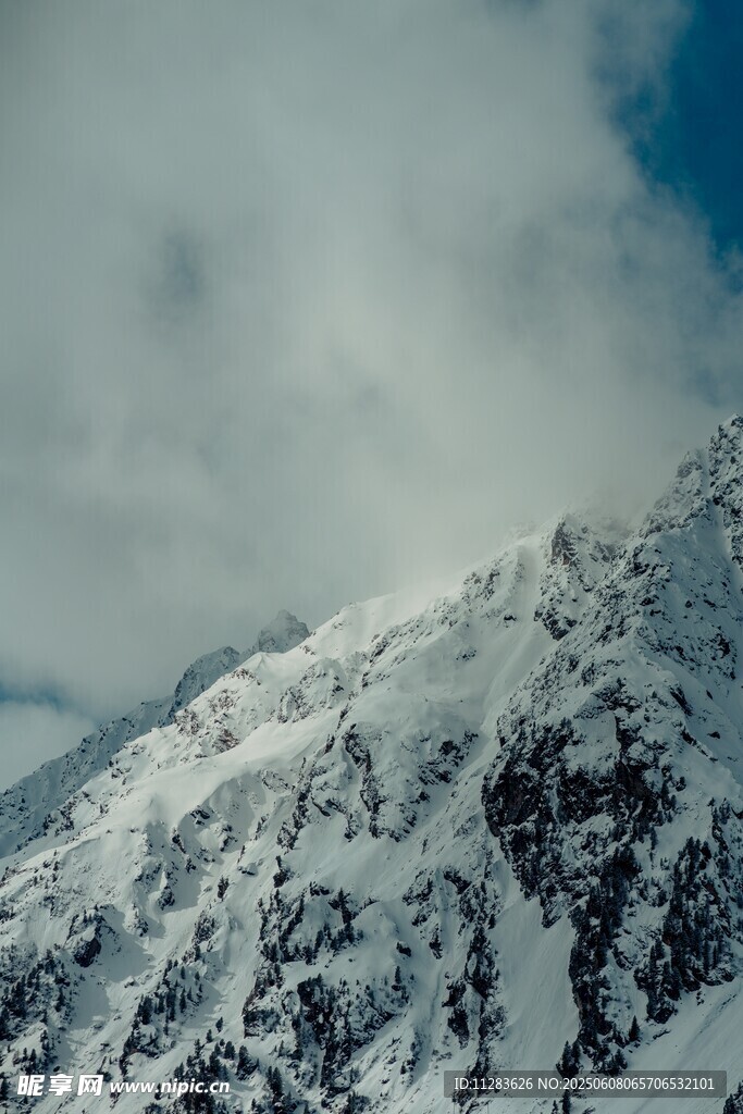 巍峨雪山壮丽景致