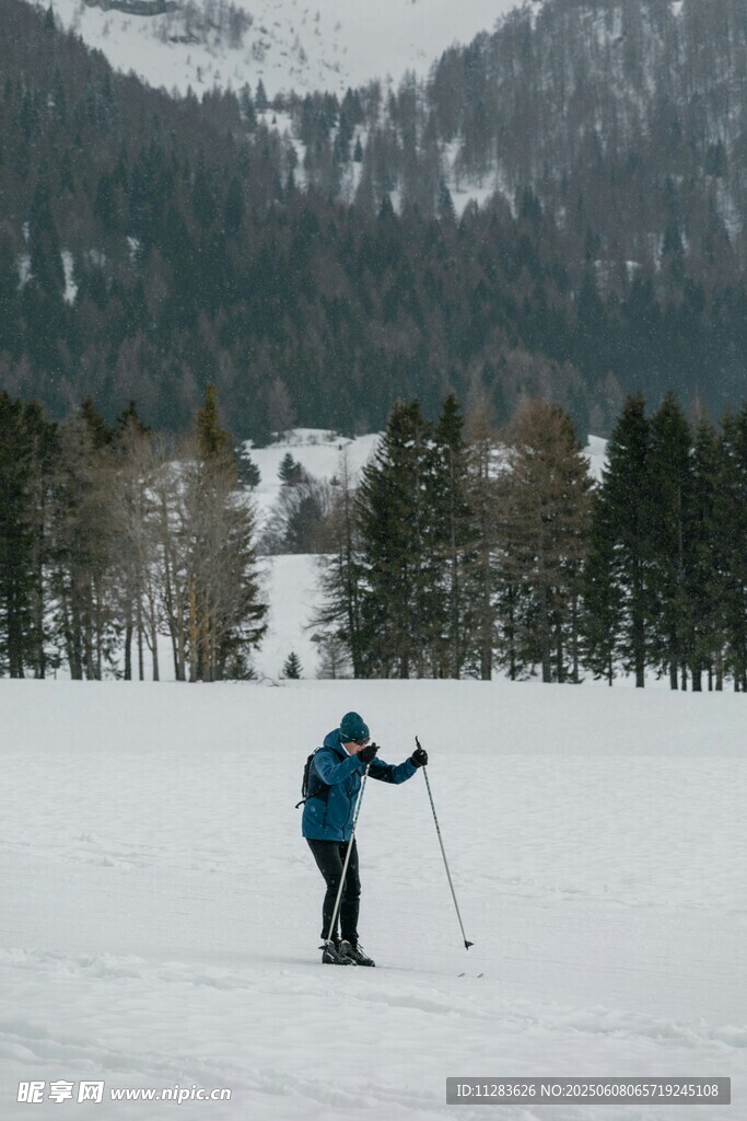 雪地中的单人滑雪者