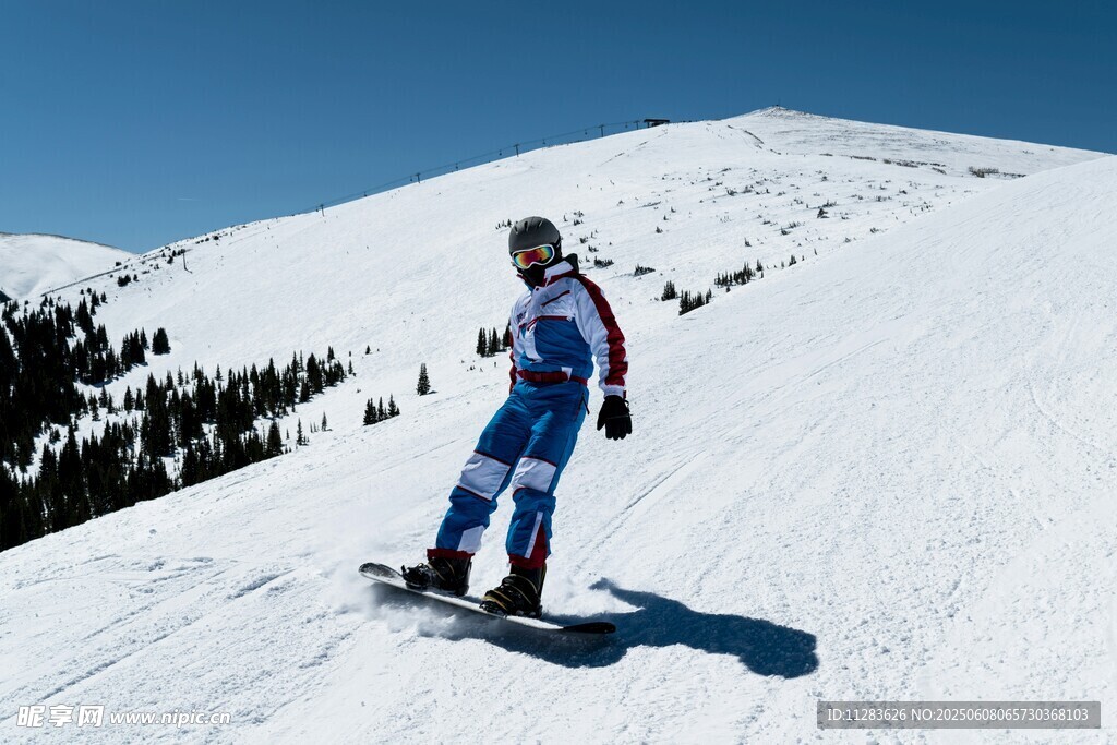 男子雪坡滑雪英姿