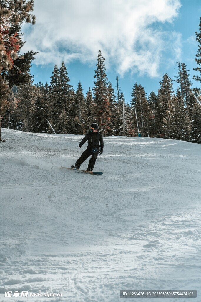 单人雪坡滑雪英姿