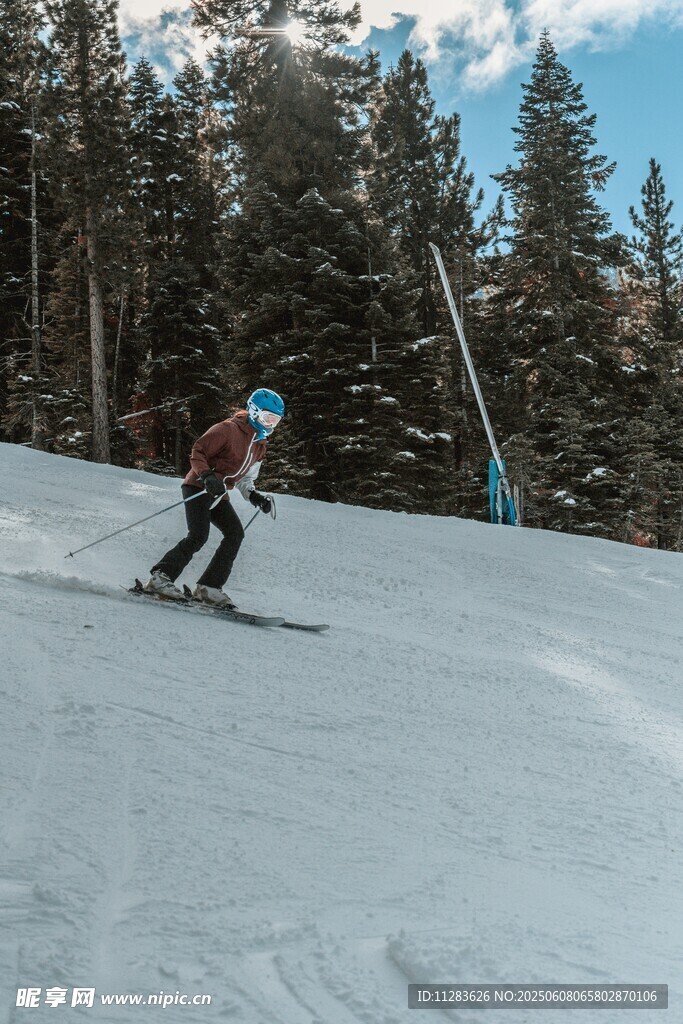 滑雪者在雪坡上畅快滑行