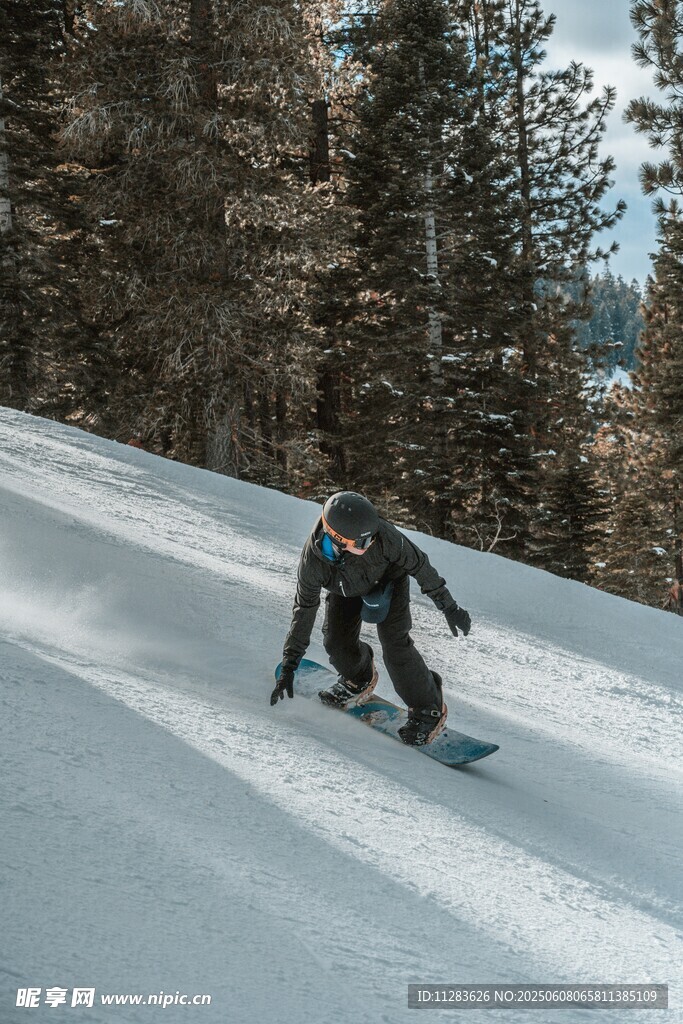 单人雪坡滑雪英姿