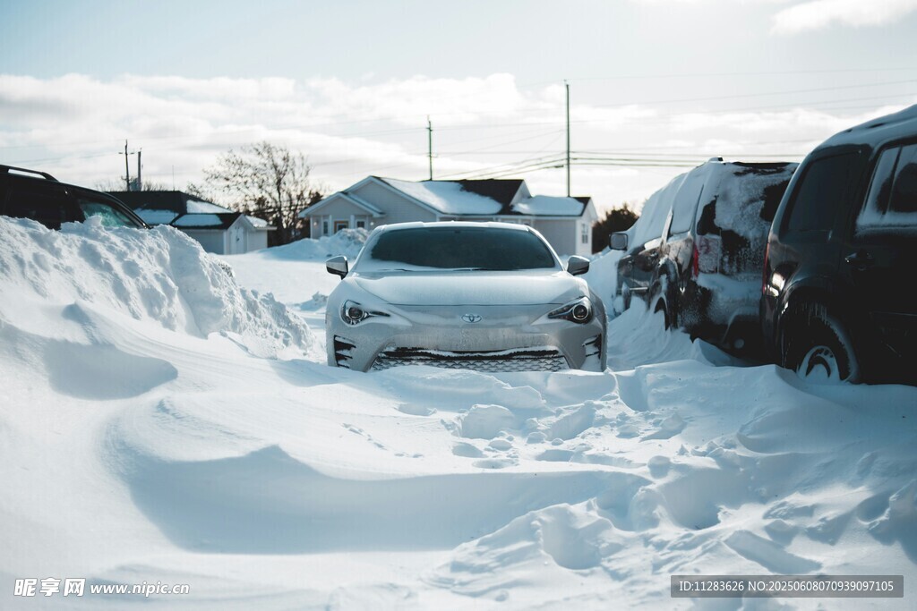 雪后街道被积雪覆盖的车辆