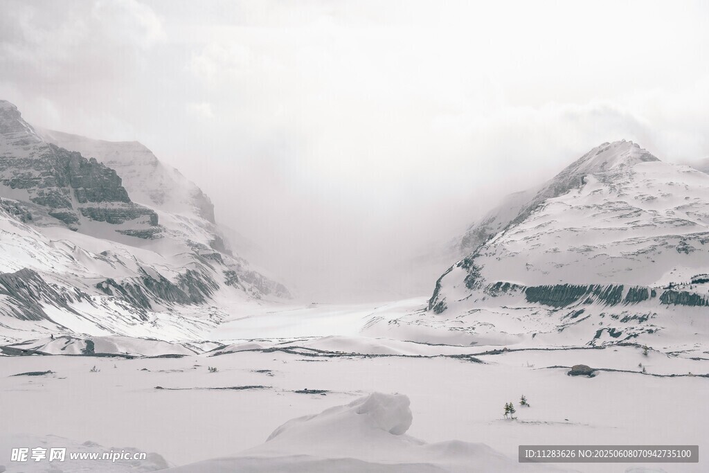 冰雪覆盖的壮丽山脉景观