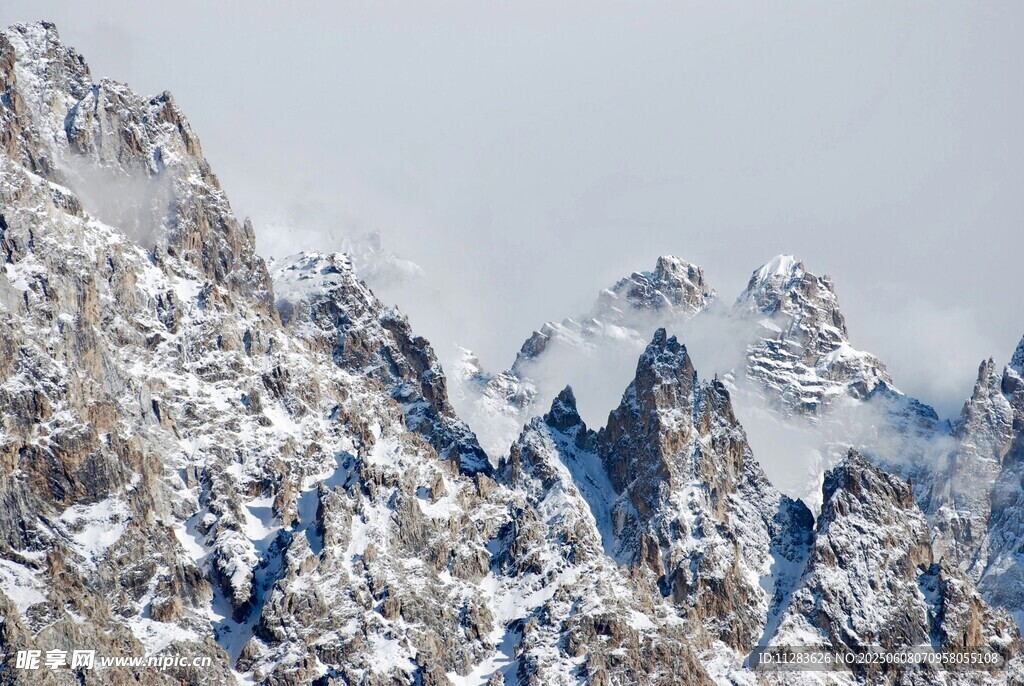 雪山壮丽景致