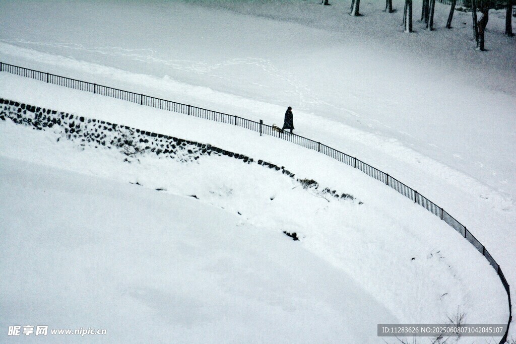 雪地中一人独行的弧形步道