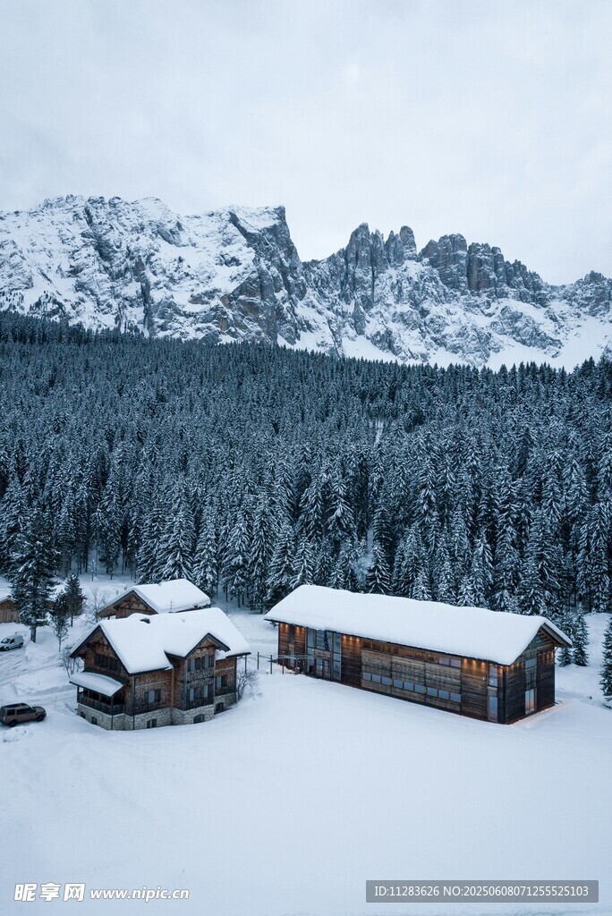 雪覆山林中的静谧木屋