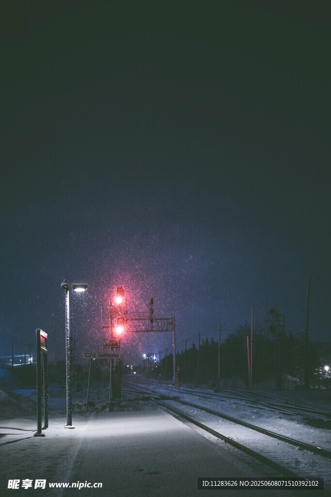 夜晚铁路旁的灯光景象