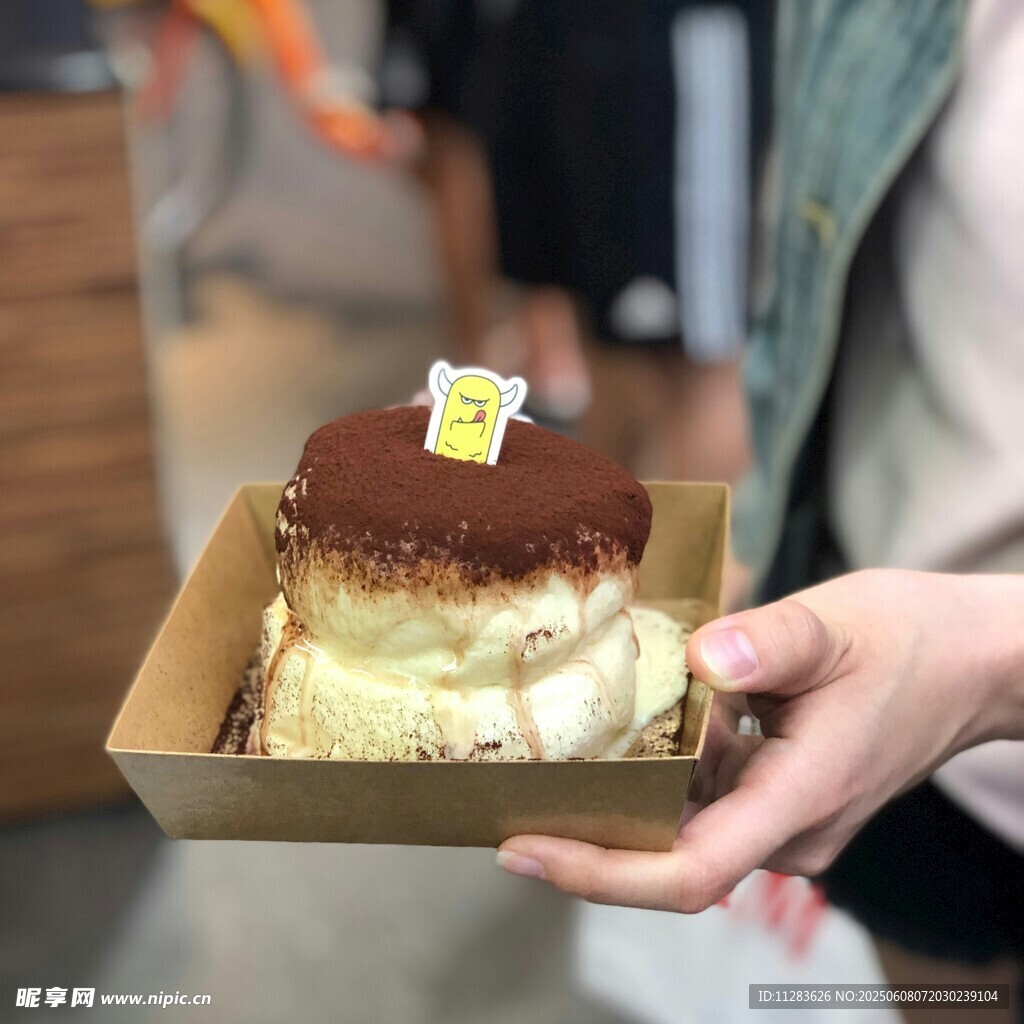 手持美味提拉米苏蛋糕