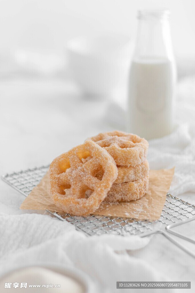 美味酥脆饼干与牛奶相伴