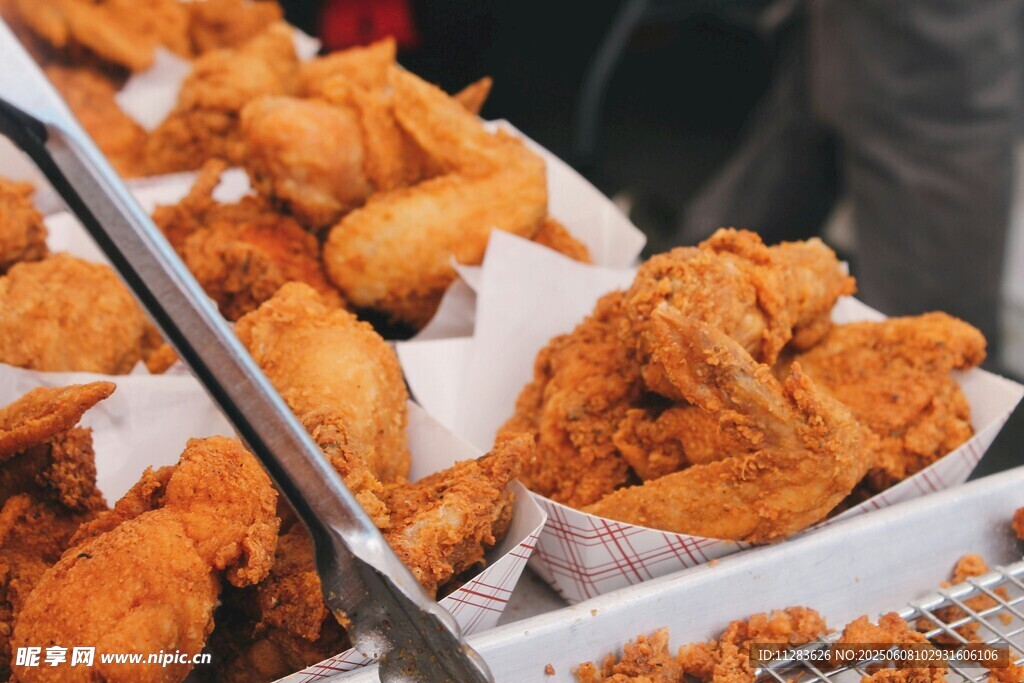 美味诱人的现炸酥脆炸鸡