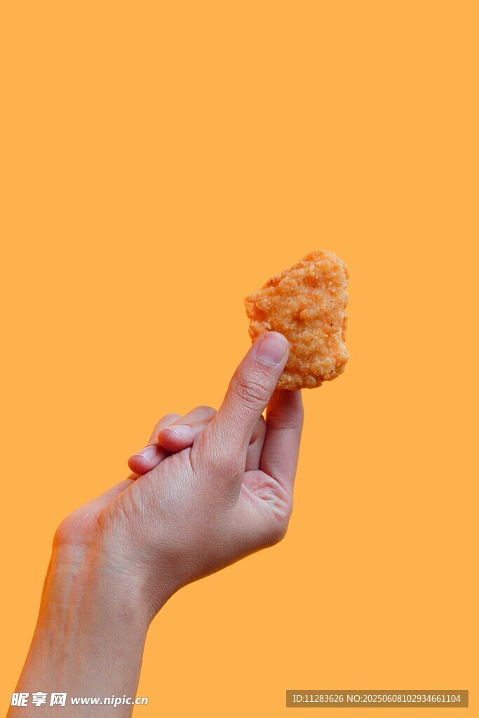 手握着美味炸鸡块