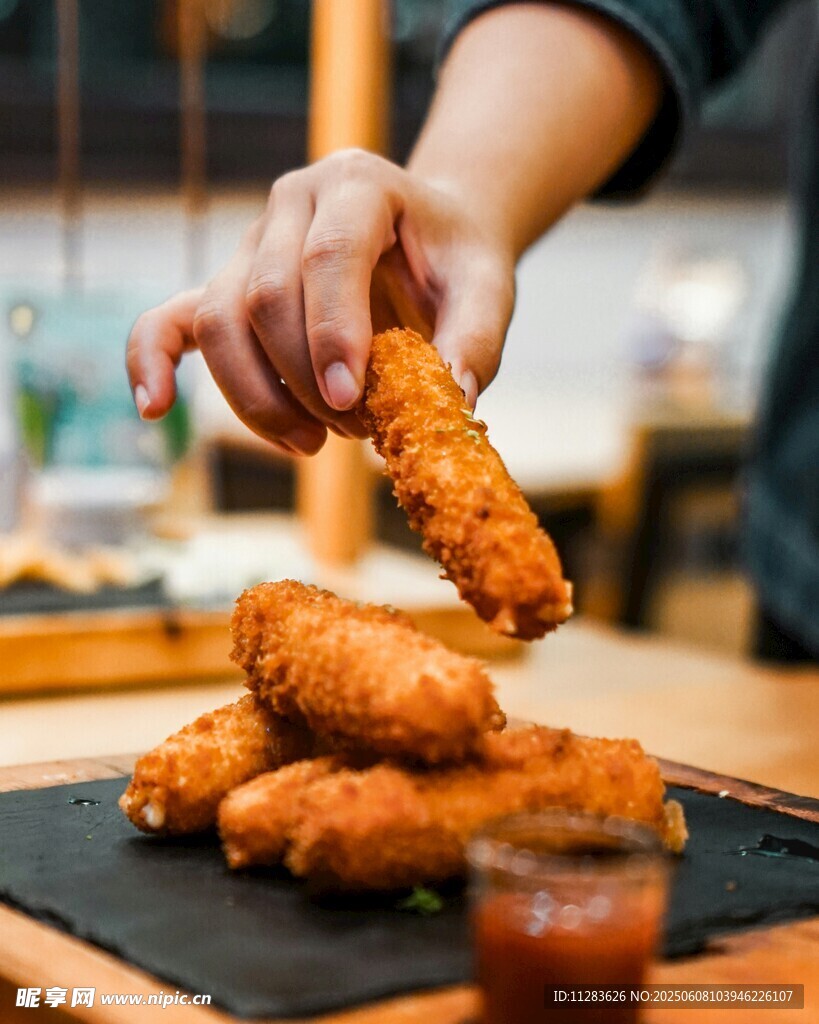手抓美味炸物诱人瞬间