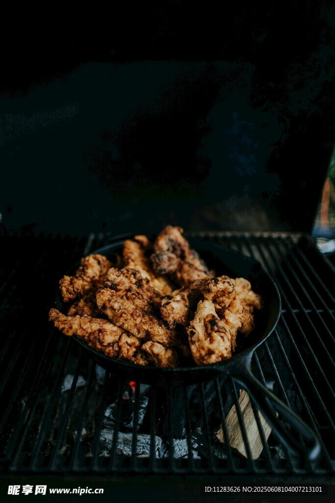户外烧烤架上的美味烤肉