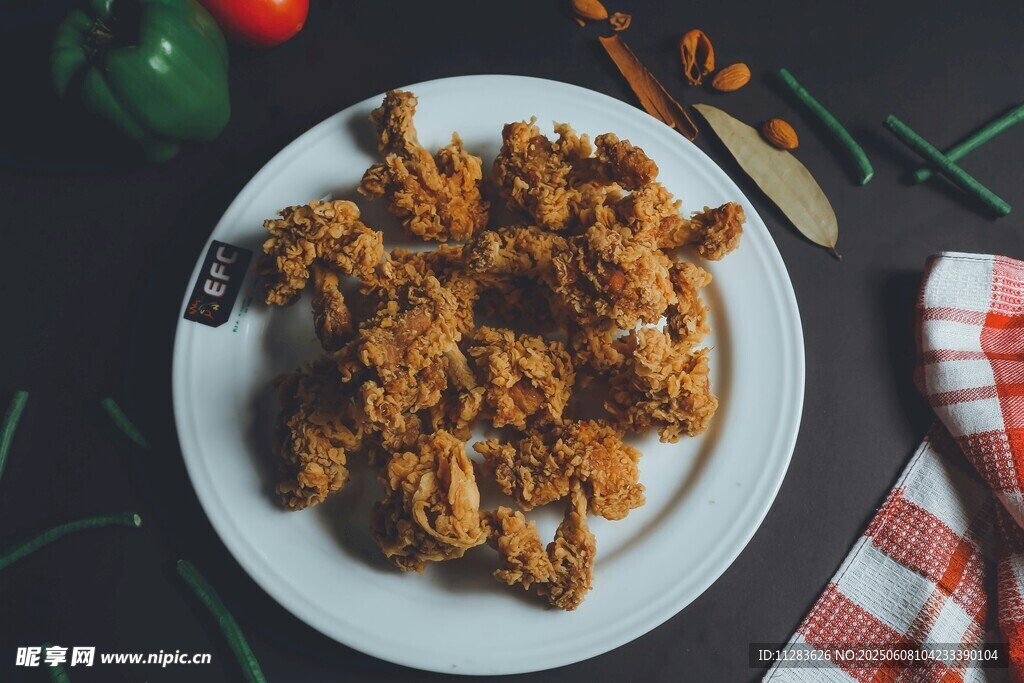 美味烤肉摆于白色盘中
