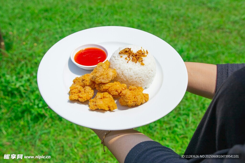 草地上的美味炸鸡套餐