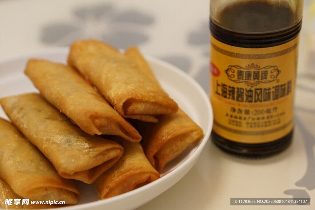 美味炸春卷配酱油