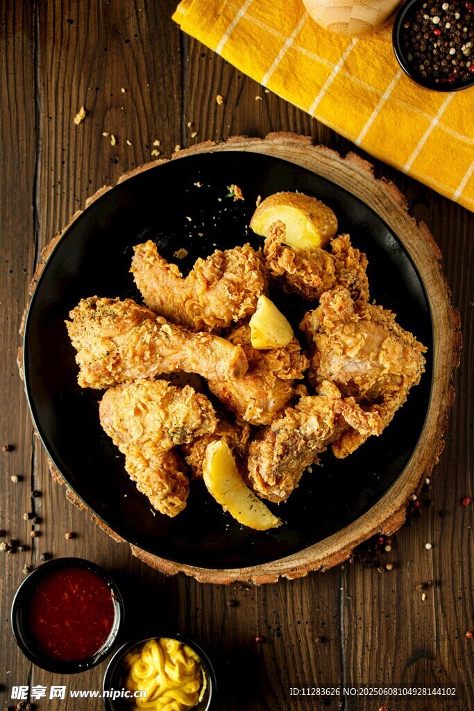 香酥炸鸡配蘸料与水果