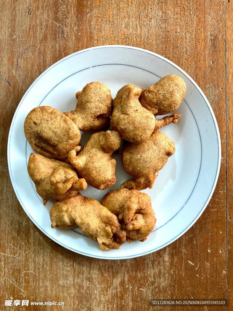 美味炸鸡翅摆于白盘
