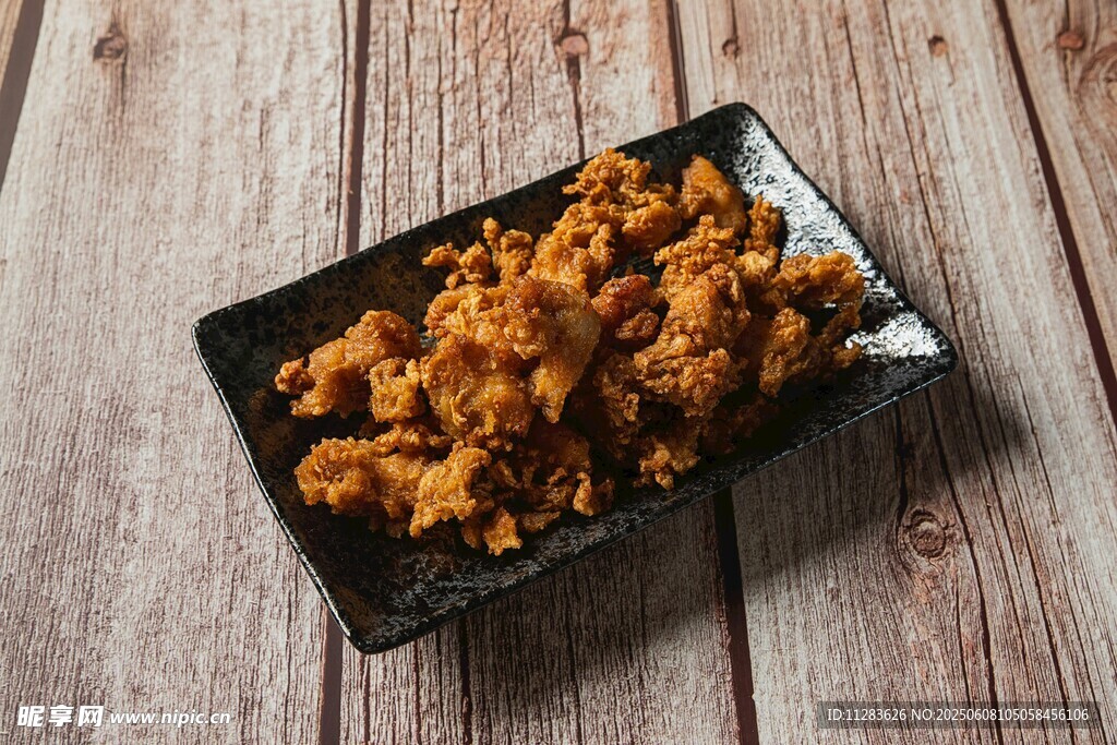 美味炸鸡块摆于黑色方盘