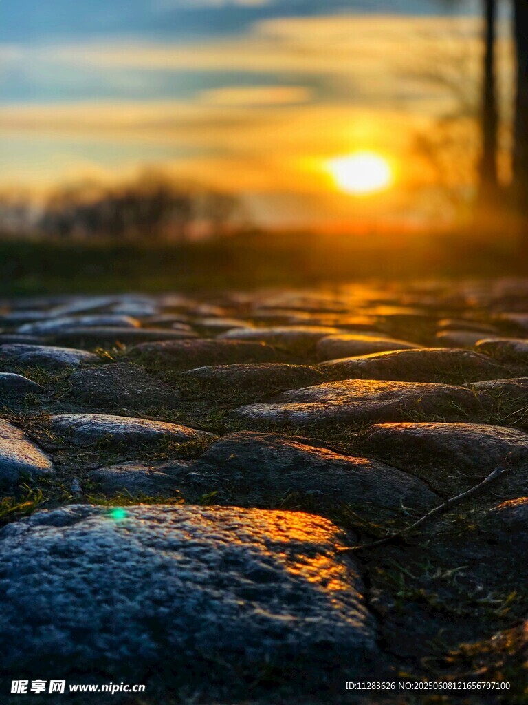 夕阳下的鹅卵石小路