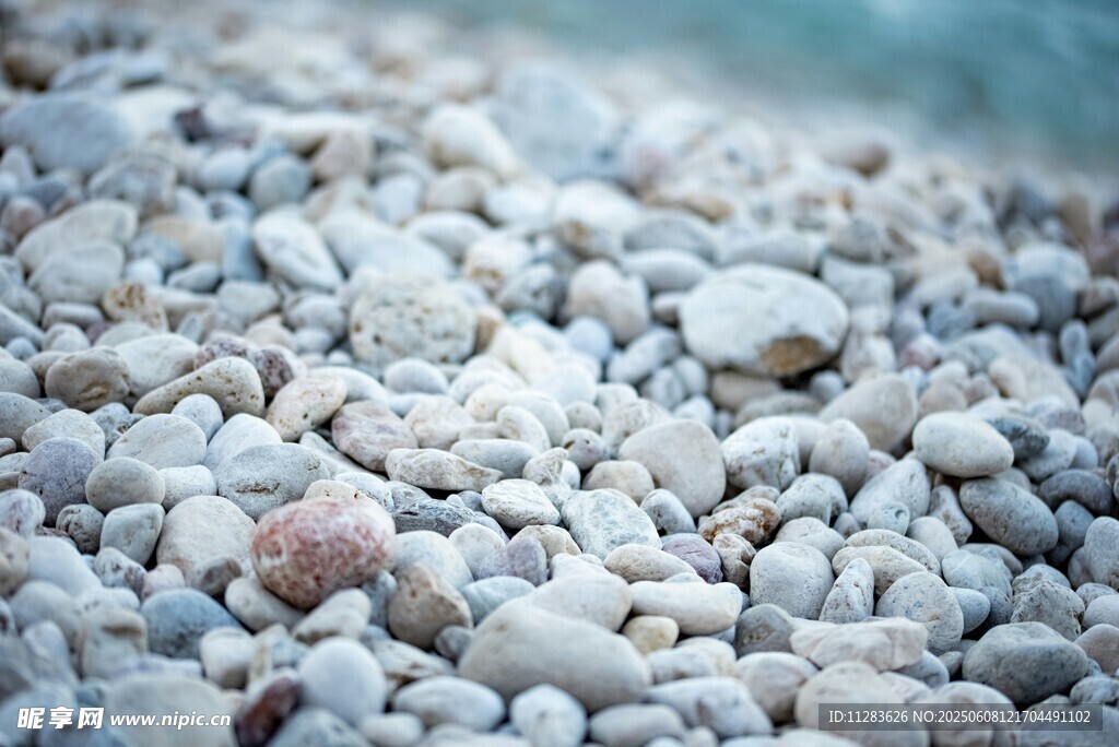 海边细碎鹅卵石景观