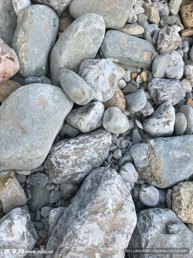 河边碎石特写