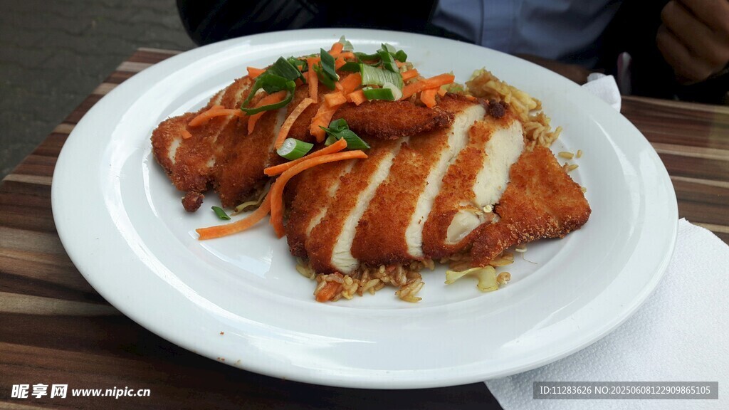 美味香煎鸡排配多彩蔬菜