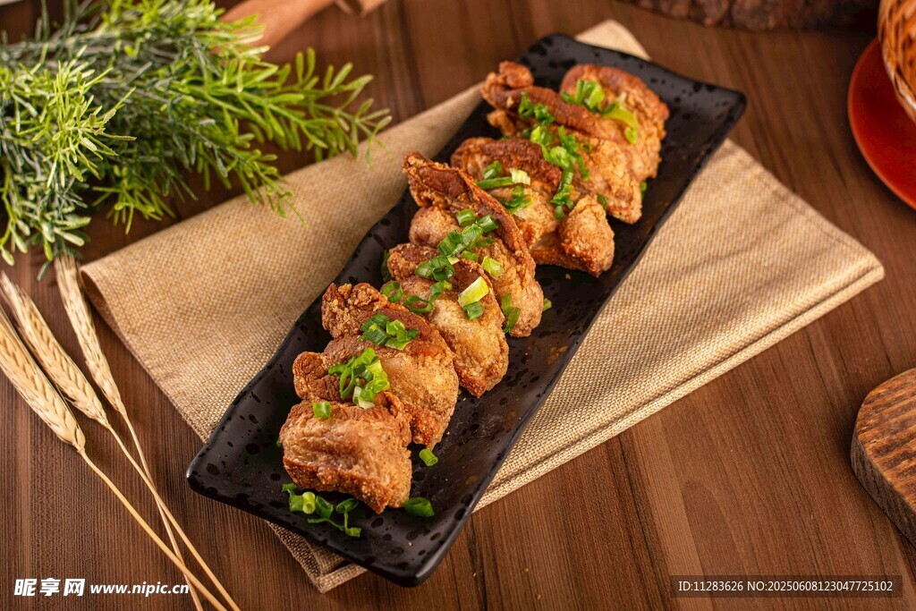 美味烤串摆放在木桌之上