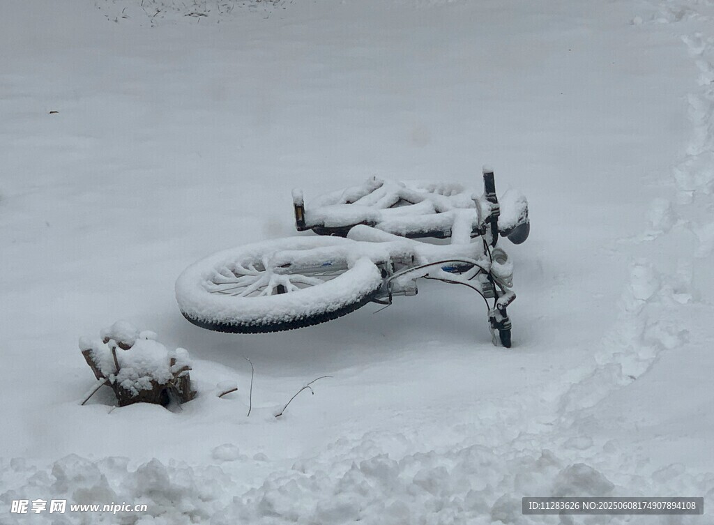 雪地中倒地的自行车