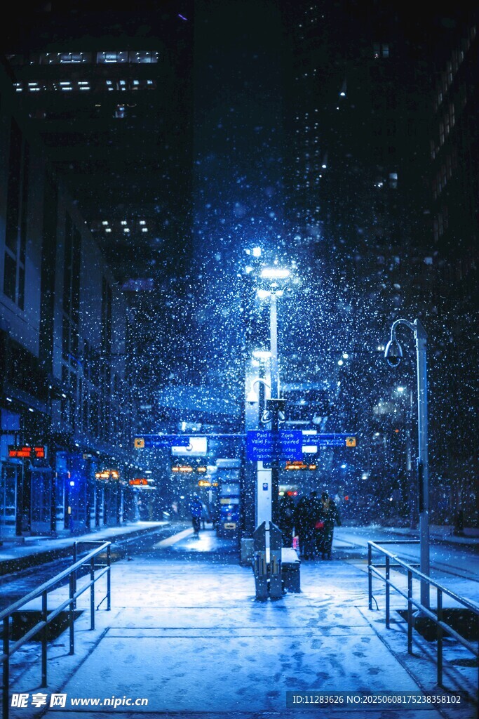 雪夜城市街道静谧景象
