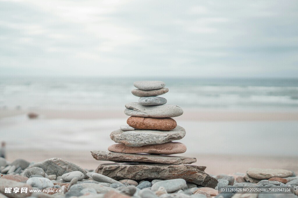 海边石堆