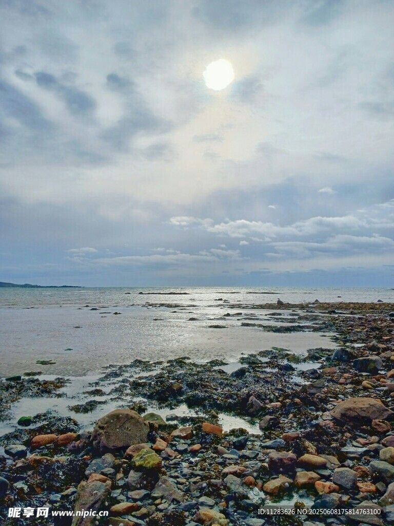 海边礁石上的壮丽天空景观