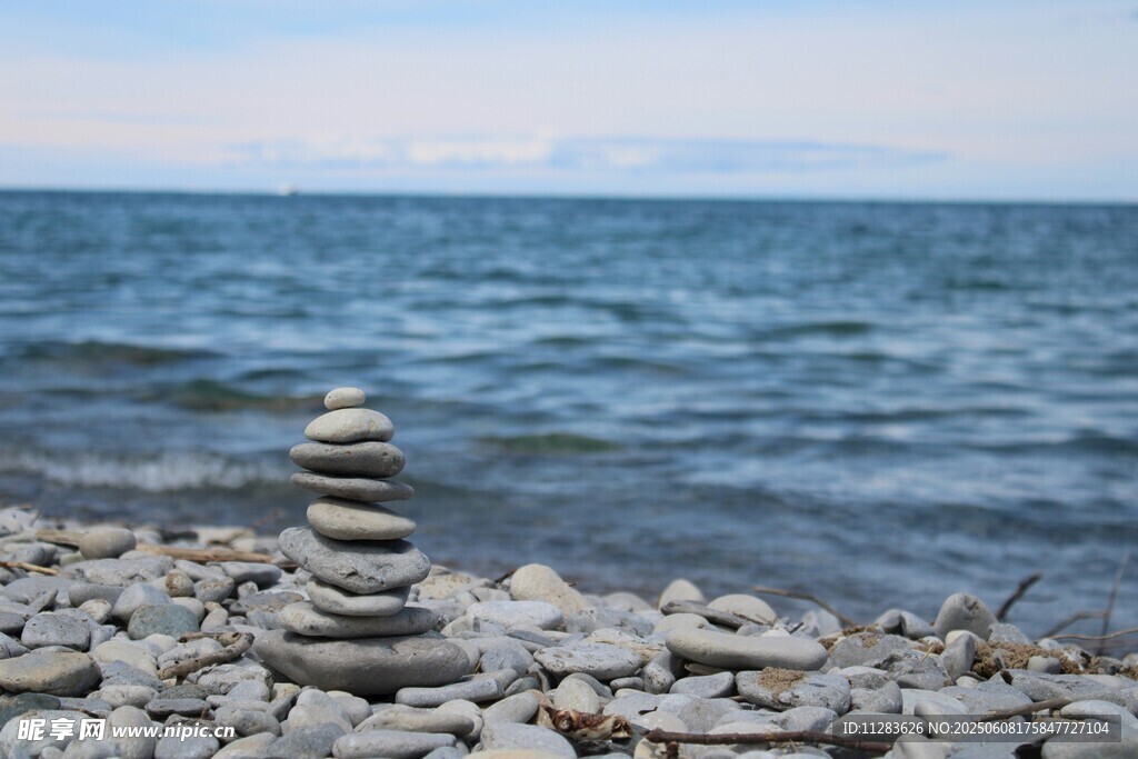 海边石堆 静谧平衡之景
