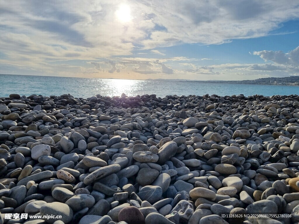 海边碎石滩上的耀眼阳光