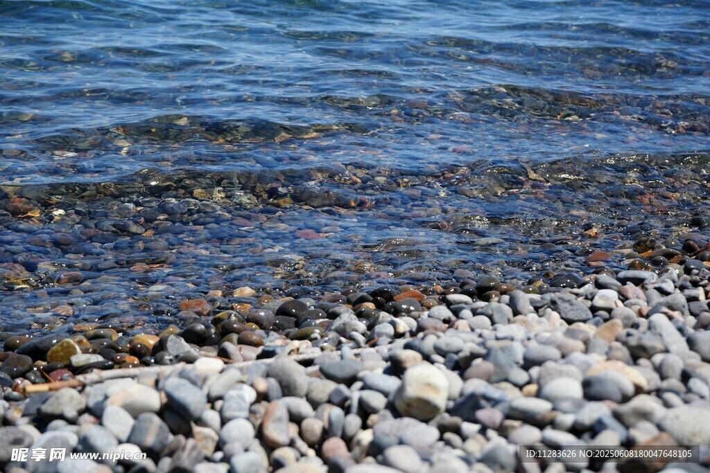 海边鹅卵石与波光粼粼海水