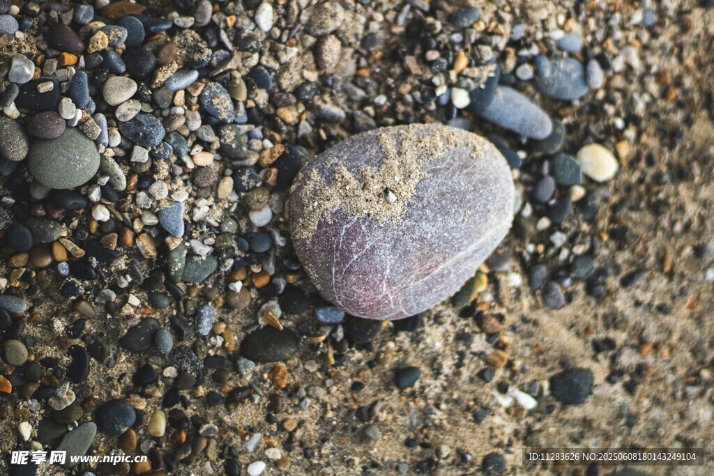 海边多彩鹅卵石特写
