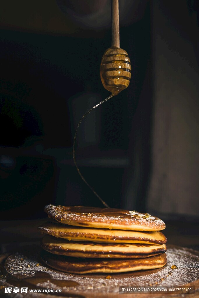 蜂蜜淋在美味煎饼上
